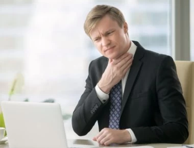 Σας πιάνει κι εσάς βήχας όταν πάτε στην δουλειά;- Δείτε γιατί συμβαίνει